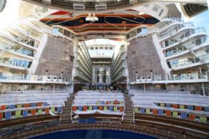 Kiipeilytekniikka on rakentanut valtameriristeilijään kiipeilyseinän