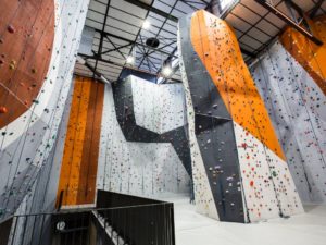 Kuvassa kiipeilyseinä asennettuna Entre Prises mozaik-järjestelmän mukaan.