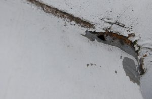 Räystäskourujen korjaus: reikä saumassa