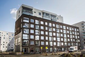 Klinkkerilankun asennus näkyy Senioritaloyhdistys Aikalisän takajulkisivussa.