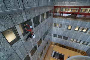 Köysityö sisäaulassa