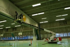 Yläpölyjen puhdistus liikuntahallissa