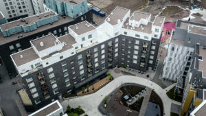 Uusi kerrostalo Jätkäsaaressa, Helsingissä. Katokerroksiin asennettu omaperäinen klinkkerilankkujulkisivu.