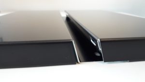 Kuvassa kaksi mustaa peltikasettia toisiinsa liitettynä valkoisella taustalla. Julkisivukasettien asentaminen on melko nopeaa, jos sen suorittaa alhaalta ylöspäin.