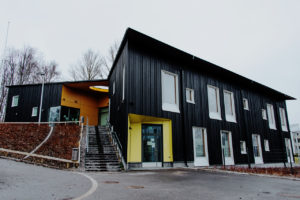 Päiväkodin seinissä on Swisspearl asennus. Sisäänkäynnit ovat värikästä Swisspearl-levyä.