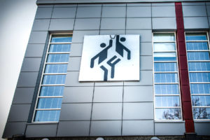 Kuvassa peltikasettien asentaminen - mallityö. Kohde on Laune-halli Lahdessa.