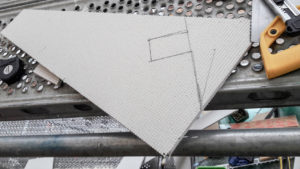 Rappauslevyn asennus siinä vaiheessa jossa levy leikataan muotoon asennusta varten.