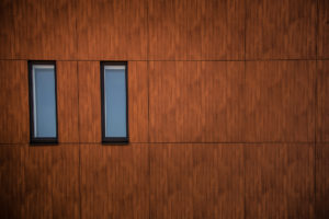 Lähikuvassa Trespa Meteon korkeapainelaminaatti. Trespa asennus voidaan tehdä ruuveilla tai piilokiinnitettynä.